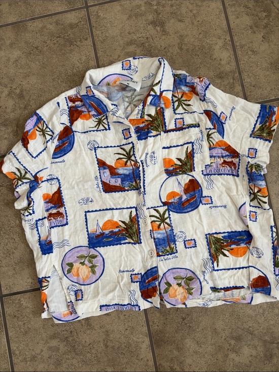 Tops - Paper Heart Travel Theme Button Up Top Size Medium